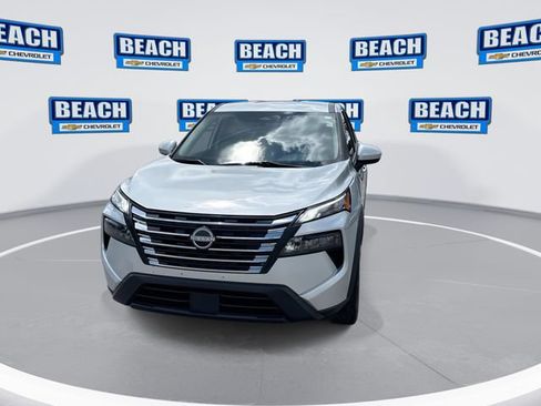 Used 2024 Nissan Rogue SV AWD/4WD image 3