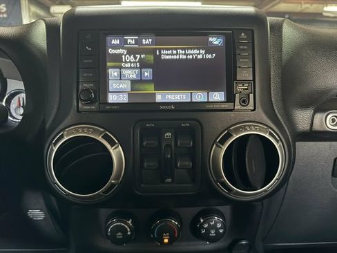 Used 2017 Jeep Wrangler Unlimited Sahara AWD/4WD image 13