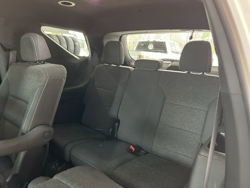 Used 2025 Chevrolet Traverse LT image 17