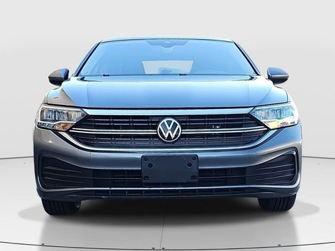 Used 2024 Volkswagen Jetta SE image 2