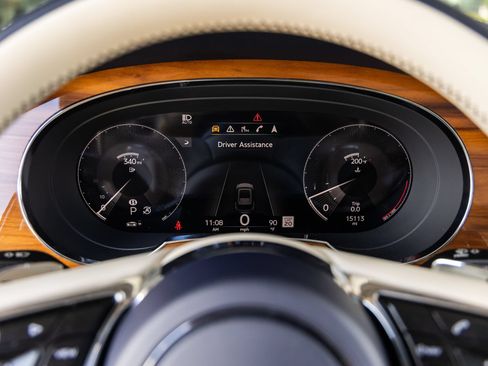 Used 2023 Bentley Bentayga AWD/4WD image 29