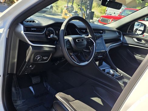 New 2025 Jeep Grand Cherokee Altitude image 10