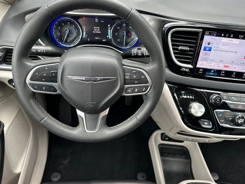 Used 2023 Chrysler Pacifica Touring-L FWD image 14
