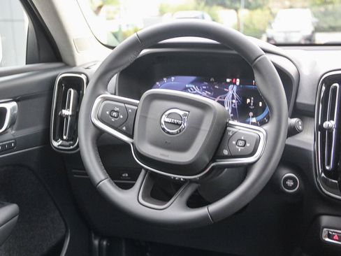 Used 2025 Volvo XC40 B5 Plus image 19