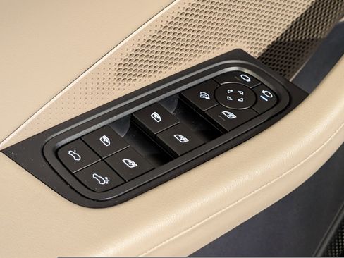 Certified 2025 Porsche Macan Electric image 34