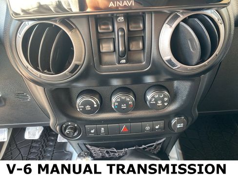 Used 2013 Jeep Wrangler Unlimited Sahara image 35