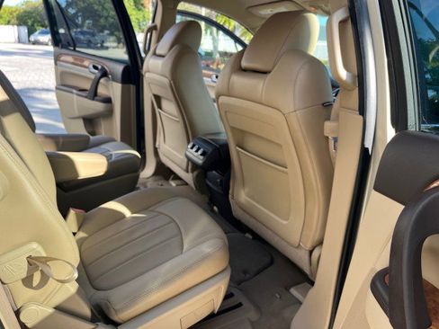 Used 2011 Buick Enclave CXL image 31