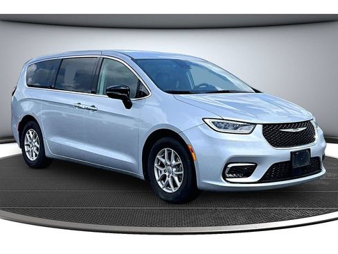 Used 2024 Chrysler Pacifica Touring-L FWD image 2
