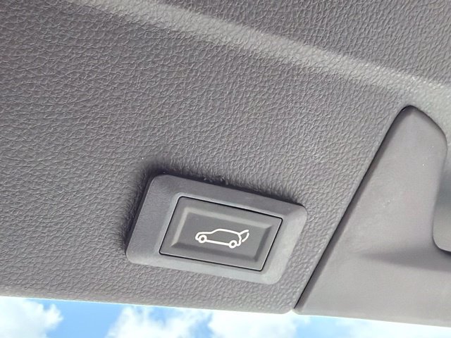 Used 2025 Toyota RAV4 XLE FWD image 7