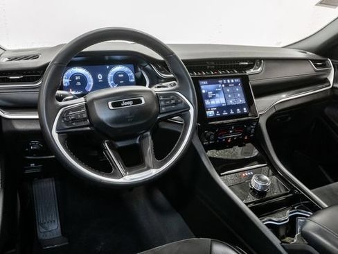 Used 2023 Jeep Grand Cherokee Altitude AWD/4WD image 8