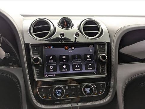 Used 2018 Bentley Bentayga AWD/4WD image 27