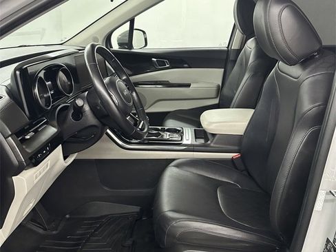 Used 2022 Kia Carnival EX image 11