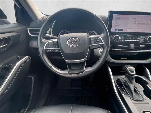 Used 2024 Toyota Highlander XLE FWD image 5