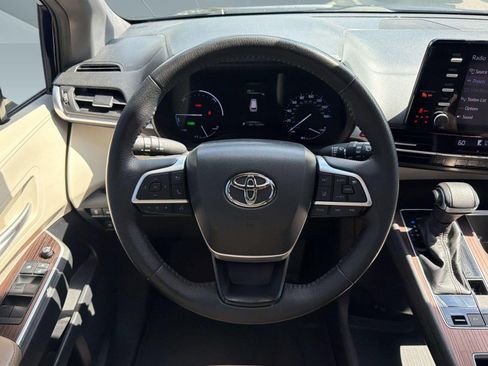 Used 2021 Toyota Sienna XLE FWD image 27