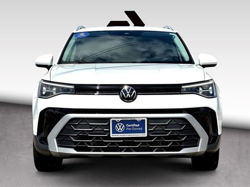 Certified 2025 Volkswagen Taos SE FWD image 3