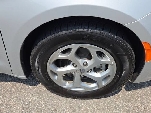 Used 2024 Chrysler Pacifica Limited FWD image 16