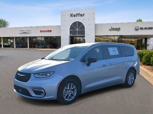 New 2026 Chrysler Pacifica Select FWD image 1