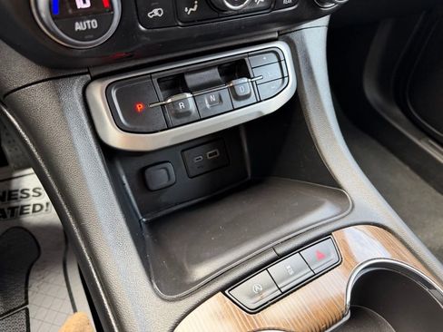 Used 2023 GMC Acadia SLE image 29