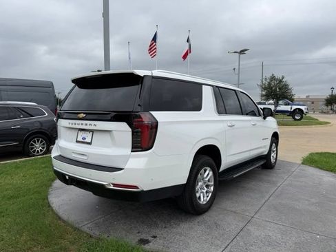Used 2025 Chevrolet Suburban LS RWD image 6