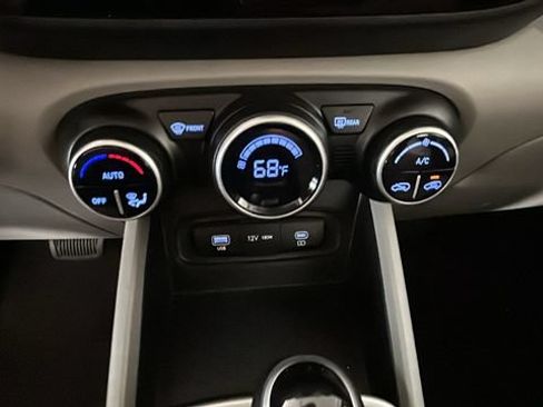 Used 2025 Hyundai Venue SEL FWD image 23