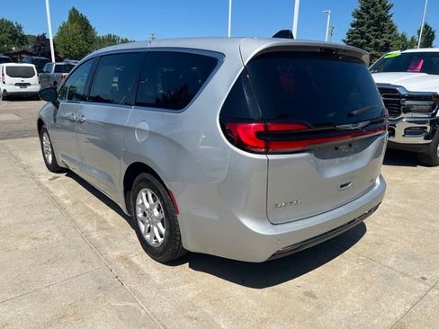 Certified 2024 Chrysler Pacifica Touring-L FWD image 4