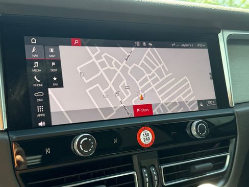 Certified 2025 Porsche Macan AWD/4WD image 18