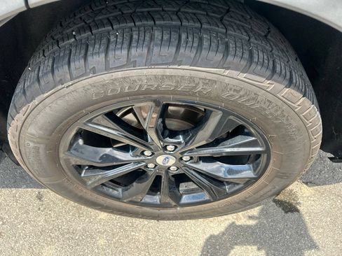 Used 2021 Ford Explorer Limited w/ Equipment Group 301A AWD/4WD image 10
