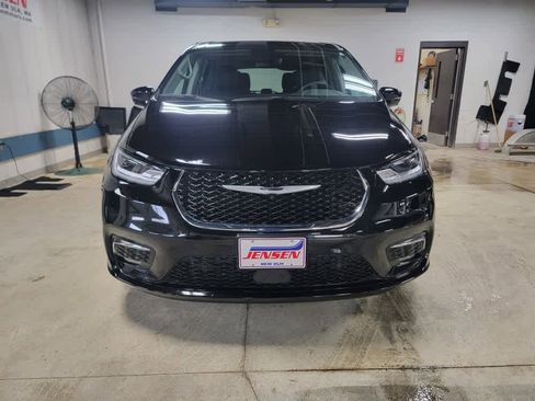 Used 2024 Chrysler Pacifica Touring-L image 2