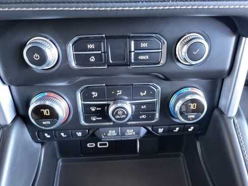 Used 2024 GMC Yukon XL SLT w/ SLT Luxury Package image 9