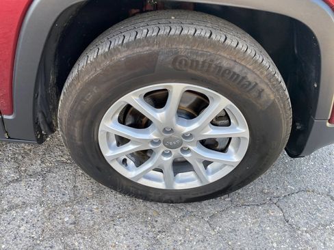 Used 2018 Jeep Cherokee Latitude Plus w/ Cold Weather Group AWD/4WD image 31