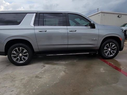 Used 2024 Chevrolet Suburban LT w/ LT Signature Package RWD image 9