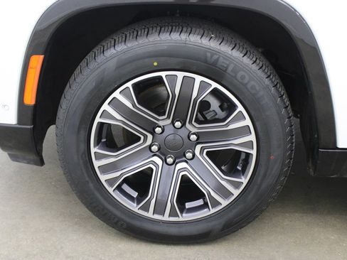 Used 2024 Jeep Wagoneer L Series II RWD image 29