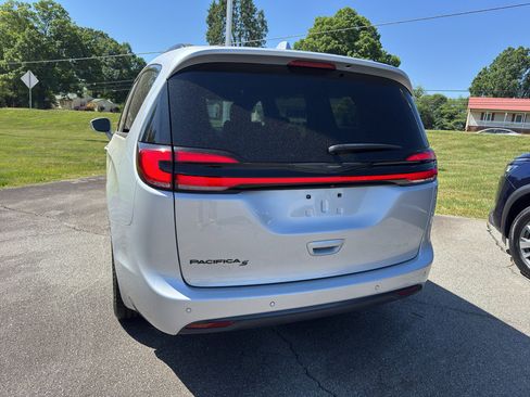 Used 2022 Chrysler Pacifica Touring-L w/ S Appearance Package FWD image 4