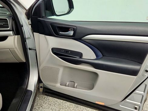 Used 2018 Toyota Highlander XLE FWD image 28