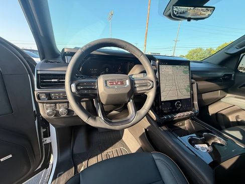 Used 2025 GMC Yukon AT4 w/ AT4 Premium Package AWD/4WD image 16