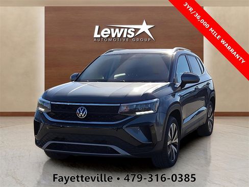 Used 2024 Volkswagen Taos SE image 1