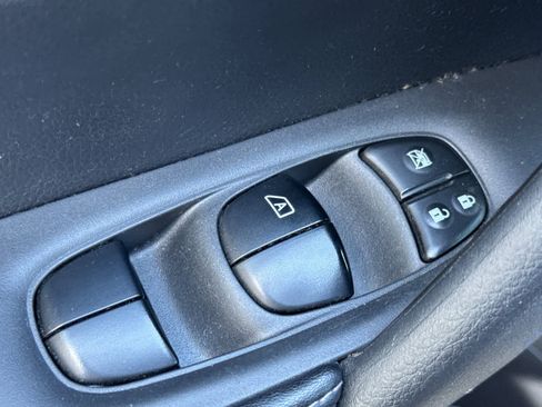 Used 2017 Nissan Rogue SV image 13