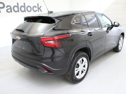 Certified 2025 Chevrolet Trax LS FWD image 9