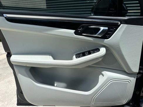 Certified 2023 Porsche Macan AWD/4WD image 16