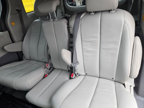 Used 2011 Toyota Sienna XLE image 47