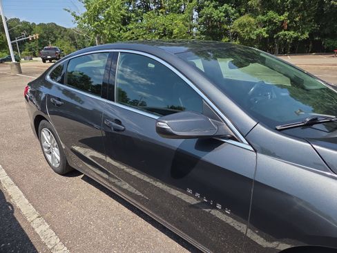 Used 2017 Chevrolet Malibu Hybrid w/ Leather Package FWD image 2