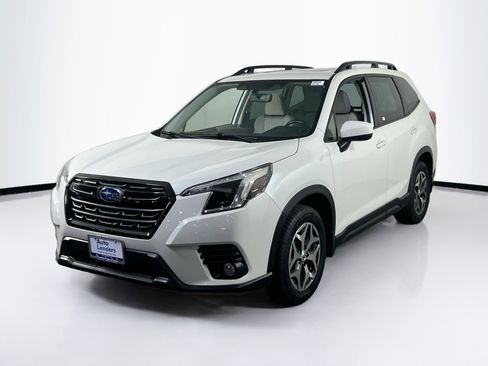 Used 2023 Subaru Forester Premium image 1