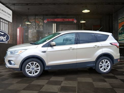 Used 2017 Ford Escape SE w/ SE Cold Weather Package AWD/4WD image 3