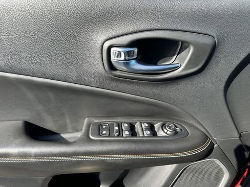 Used 2020 Jeep Compass Latitude FWD image 11