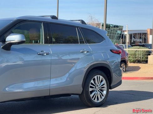 Used 2023 Toyota Highlander Platinum FWD image 8