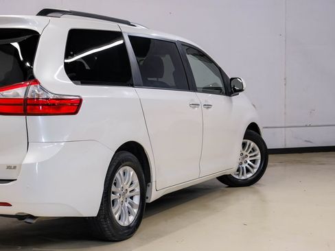 Used 2016 Toyota Sienna XLE w/ XLE Navigation Package FWD image 12