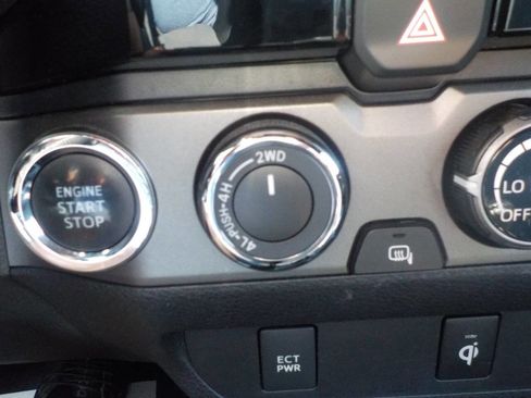 Used 2017 Toyota Tacoma TRD Sport w/ Tow Package (A/T) image 21