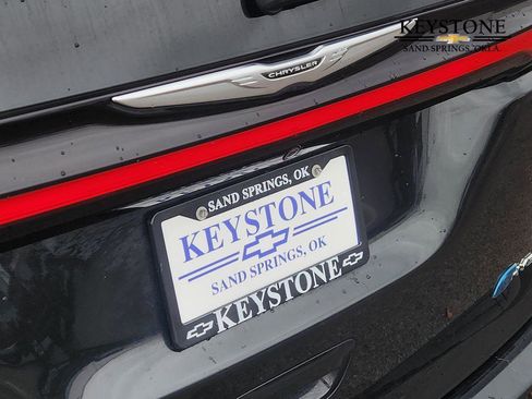 Used 2022 Chrysler Pacifica Touring-L image 11