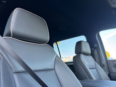 Used 2025 Chevrolet Suburban Premier image 22