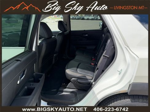 Used 2024 Nissan Pathfinder SL AWD/4WD image 16